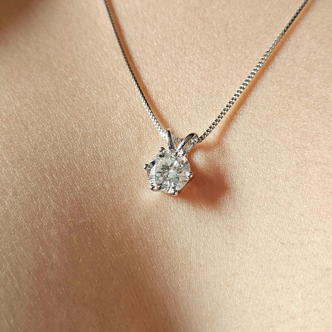 Valoré 18K Luxury Moissanite Pendant Necklace