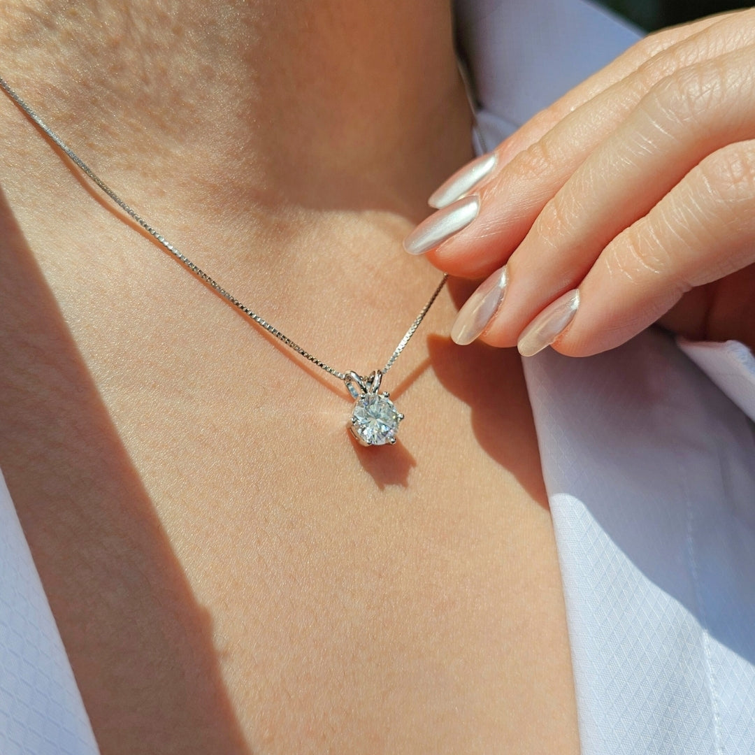 Valoré 18K Luxury Moissanite Pendant Necklace