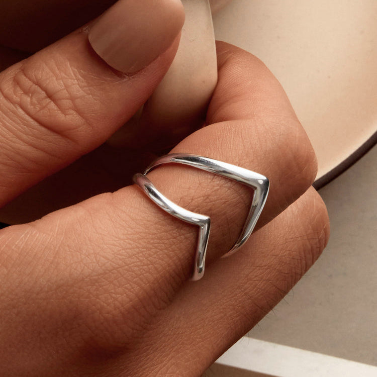 Valoré V-Shaped Adjustable Ring